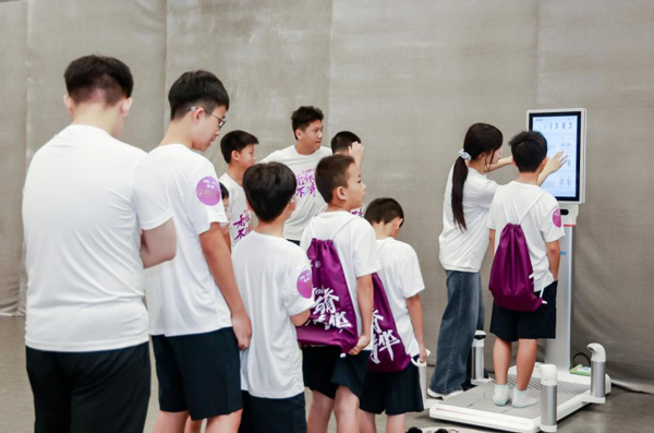倚澜科技联合特步儿童共同研发“AI智能检测仪”,为青少年健康成长保驾护航 倚澜科技联合特步儿童共同研发“AI智能检测仪”,为青少年健康成长保驾护航