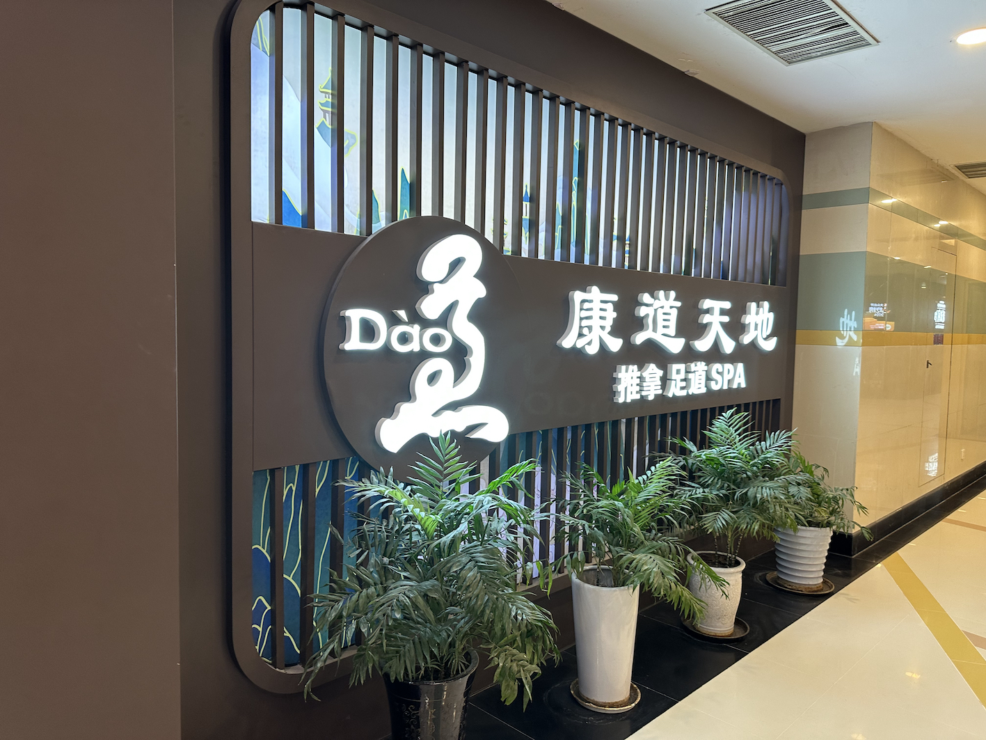 ���ҵ����ϴԡ���ĳ��������³裺100Ԫ��12Сʱ����ס�ޣ�ҵ�ߴ���Լ۱�